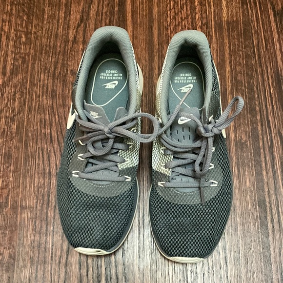 Gently used sneakers - Picture 2 of 5